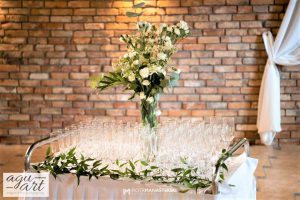 stół z szampanem, ślub w Zaścianku w Chwaszczynie