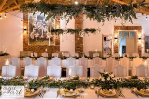 Dekoracja ślubna w Zaścianku - Stoły gości i podwieszane dekoracje roślinne, stół prezydialny