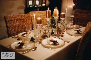 Dekoracja okolicznościowa stołu wigilijnego