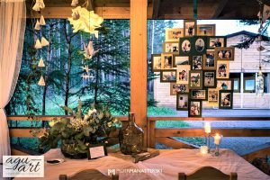 księga gości i tablica ze zdjęciami Pary Młodej