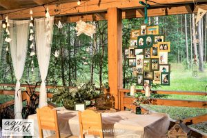 księga gości i tablica ze zdjęciami Pary Młodej