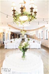 Dekoracja sali weselnej - Proporczyki i oświetlenie żarówkowe