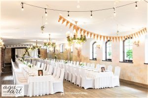 Dekoracja sali weselnej - Proporczyki i oświetlenie żarówkowe