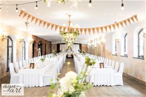 Dekoracja sali weselnej - Proporczyki i oświetlenie żarówkowe