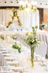Bukiety na stołach gości