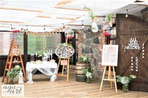 Tablica z usadzeniem gości