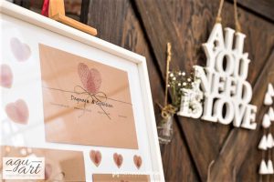 Tablica z usadzeniem gości