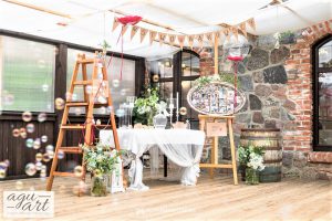 Stół z księgą gości