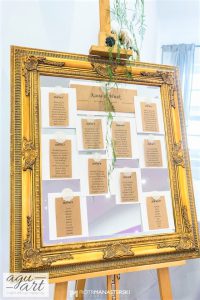 tablica z usadzeniem gości