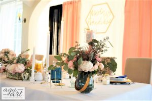 Dekoracja slubna stołu prezydialnego w Dworku Rajska Góra