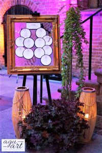 Tablica z usadzeniem gości