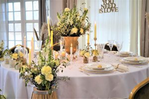 dekoracja stołu prezydialnego