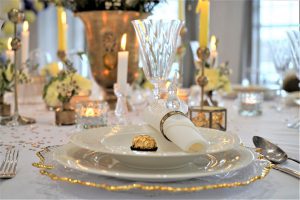 Dekoracja sali weselnej w Restauracji nad Jeziorem Jeleń - Nakrycie dla Pary Młodej