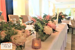 dekoracje kwiatowe na stole prezydialnym