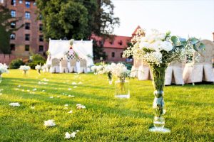 Dekoracja ślubna plenerowa na zamku w Gniewie