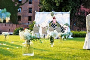 Dekoracja ślubna plenerowa na zamku w Gniewie