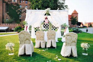 Dekoracja ślubna plenerowa na zamku w Gniewie