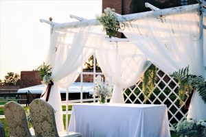 Dekoracja ślubna plenerowa na zamku w Gniewie