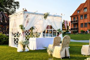 Dekoracja ślubna plenerowa na zamku w Gniewie