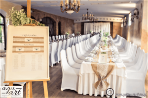 Tablica z usadzeniem gości