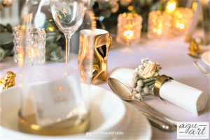 Dekoracja ślubna stołu prezydialnego