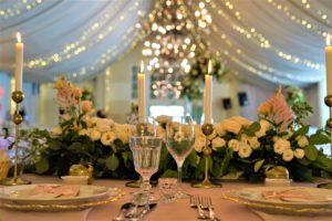 dekoracja ślubna stołu prezydialnego