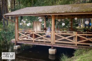 Dekoracja tarasu w lesnej karczmie faltomu
