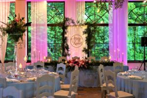 Dekoracja ślubna w zielonej bramie