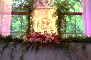 dekoracja ślubna-w zielonej bramie