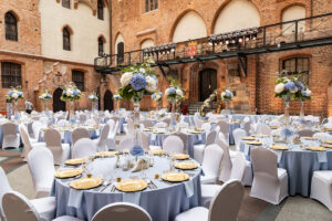 Dekoracje stołu na sali weselnej