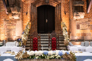 Dekoracja ślubna stołu pary młodej