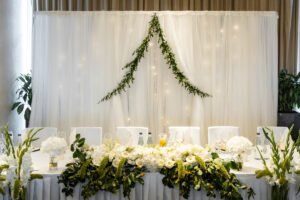 Stół prezydialny w stylu leśnym